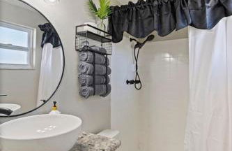 Right at Home Stays - Modern 2BR 2BA with Yard & Fireplace - Foto 9