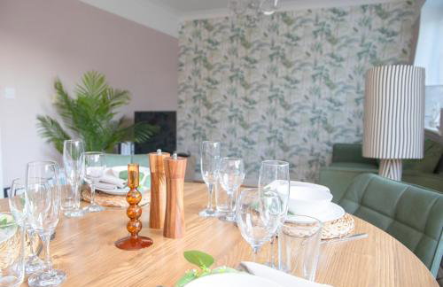 3x Bed Elegant House with Private Parking - Photo 2