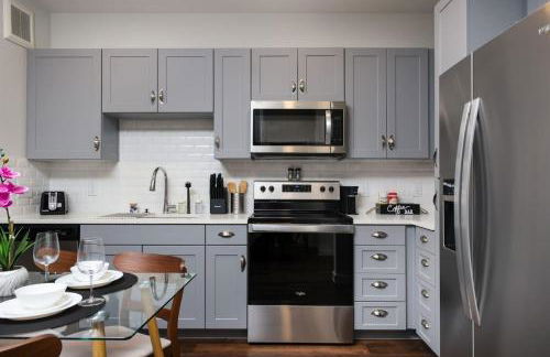 1BR Escape w Pool&Parking, Near Rvrwlk & Conv Ctr - Foto 26