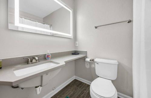 Modern 2BR near Downtown Pool, Gym, Free Parking - Foto 11