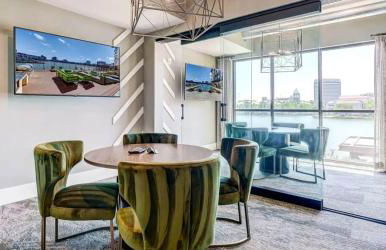 Stunning Lake Views | DART Train | Gym & Pool - Foto 28