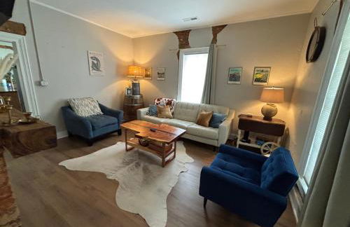 1920 Brick House-Hot Tub-Outdoor Brickoven Pizza-Pets-Breweries - Foto 6