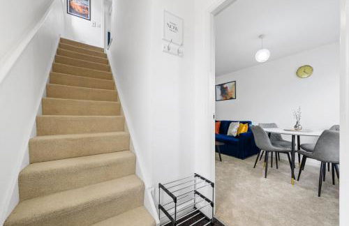 Superb Two Bedroom House Near Etihad & Coop Live - Free Parking - Foto 24