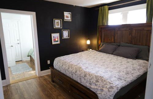 Cozy bungalow with Luxe Yard, Firepit, Pergola Area - Foto 29