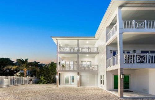 Oceanfront Oasis BBQ Patio, Free Dock, Pool and Secret Speakeasy - Foto 18