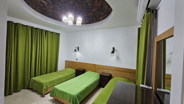 Villa - Sleeps 6 - Heated Pool - Garden - Parking - Photo 4, Room