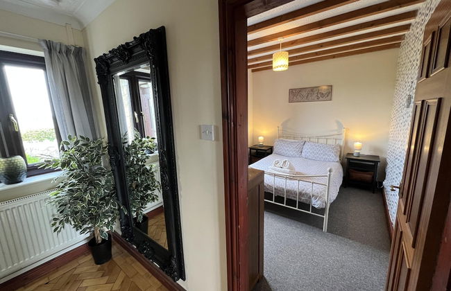 Detached Farmhouse 4 Bed/sleeps 9, Mountain Views! - Photo 1