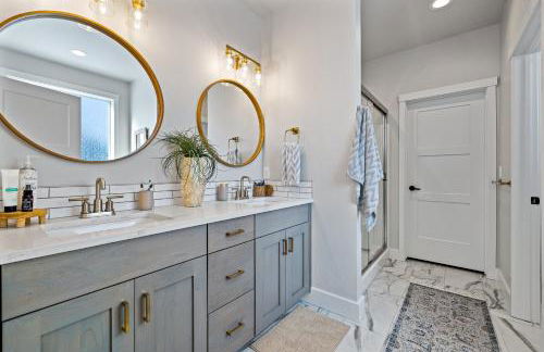 New Mountain Bluebird - walk to lake, golf, and town - game rm - family friendly - sleeps 14 - Photo 9