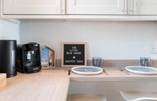 The Little Blue House by Sheppey Stays -Cosy 2BR Blue House - Near Docks with Parking - Foto 27