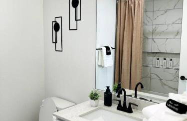 Stylish Retreat - Close to Downtown - Open Layout - Foto 11