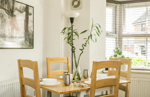 Comfortable 4 Bed Modern Townhouse with Parking - Foto 42