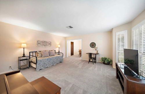 Relax and Play 3BR Retreat w Sunroom - Foto 29