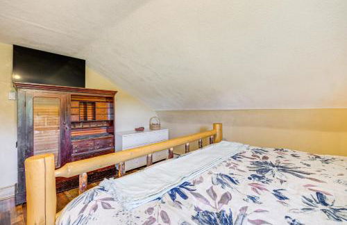 Pellston Farmhouse with Snowmobile Trail Access! - Foto 18