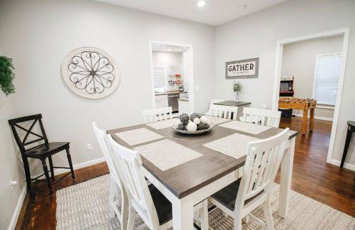 Fenced Yard and Patio W Grill plus Game Room - Foto 8