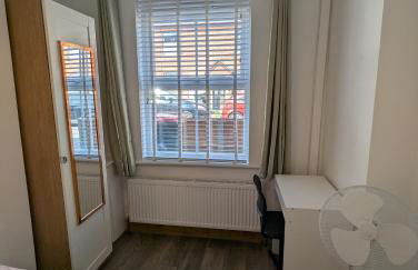 Fantastic 3-Bedroom House in Crawley - 10 mins from Gatwick - Foto 4