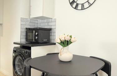 'The Elegant Comfort' - A Stunning Luxury 2-Bed Flat with Private Garden & Patio - Free Parking - Photo 7