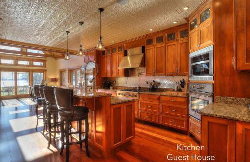 Gingerbread House on Mooselookmeguntic Lake - Foto 14