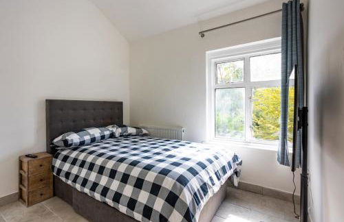 4 bedroom house with Garden, Parking & 3 mins Walking Distance from Train Station - Photo 42