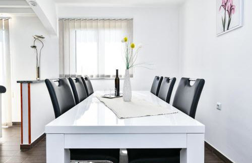 Apartman Lavanda sa bazenom i okućnicom 4* - Foto 9