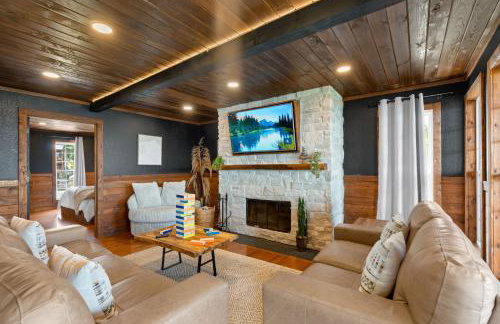 Wood Haven Cabin with a hot tub fire pit & indoor pool - Photo 19