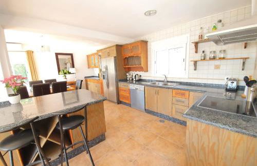 5 Bedroom Villa with HEATED Pool with breath-taking Sea Views, Walking distances to Shops Restaurants Beach - Photo 7