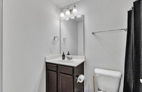 4BR Townhouse King Bed 2-Story Near NC State - Foto 30