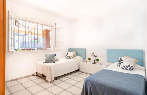 "Charm & Cozy 4BR - 3BA with Pool & Barbecue" - Photo 16