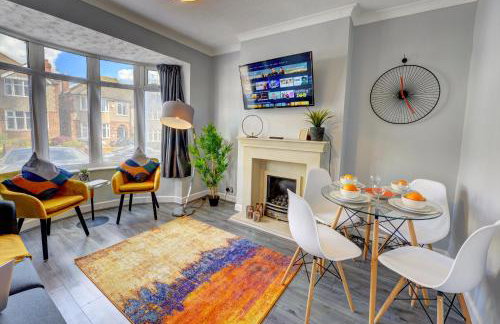 4 Bedroom House - Sleeps 7, Near Coventry Airport, City Centre, Free Wi-Fi with Driveway Parking & Garden, Full Kitchen - AHC - Photo 30