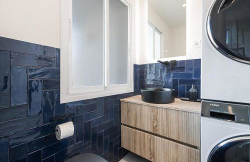 Luxurious And Modern Family Home - Photo 37