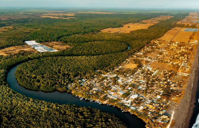 Excursión a la playa El Paredón con curso de surf - Foto 1