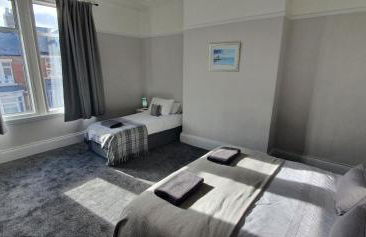 Free Parking, Huge 4 King Bedroom Townhouse, Fast WIFI, Fully Equipped Kitchen, 15 min drive to Nissan, 20 min to Newcastle Sunderland, Ideal for Long Term Contractor etc Stays, Regular Housekeeping Option - Dwellcome Home Ltd - See Our Site for Assurance - Foto 4