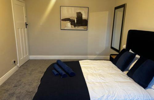 Modern 3-Bedroom House with Private Parking - Photo 5