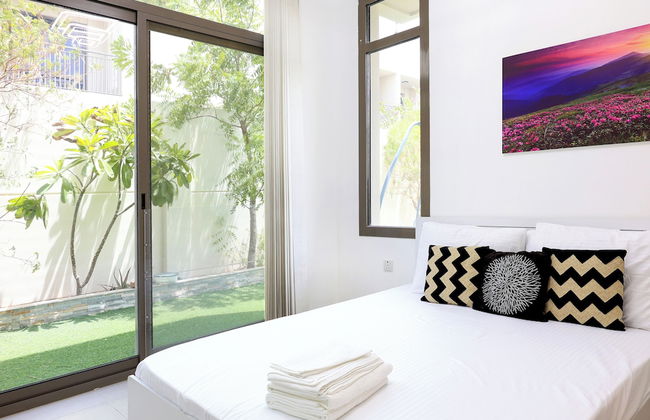 Luxury 4B and maid's with private garden - Photo 5