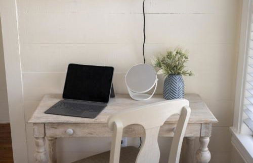 Whimsical Bluebird Cottage Hot Tub Patio Pet Friendly Central Location - Foto 32