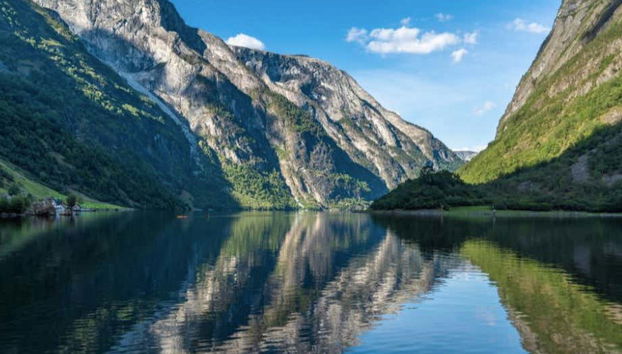 Admirando los paisajes de los fiordos noruegos