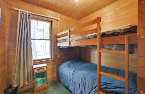 Steps to Lake Cedarville Cabin 12 with Shared Perks - Foto 14