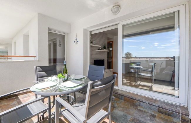 Charming Apartment With Patio - Photo 14