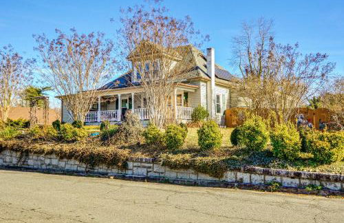 Storybook Craftsman Home with Private Hot Tub! - Foto 33