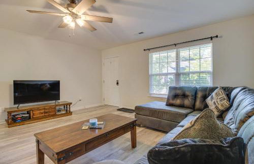 Dog-Friendly Home with Pool Access Near Oak Island! - Foto 6