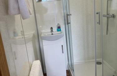 Holly Cabin with Hot Tub - Foto 16