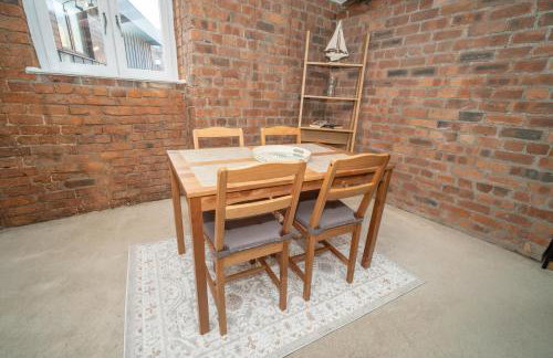 Rustic 2BR Loft Exposed Brick & Beams - Foto 7