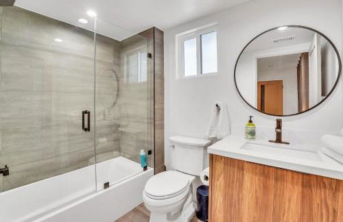 Luxurious Townhome W/3 Master Suites gated Parking - Photo 15