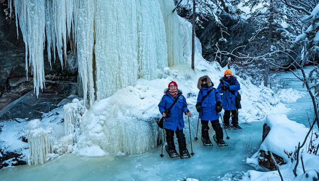Desfrutando do passeio com raquetes de neve