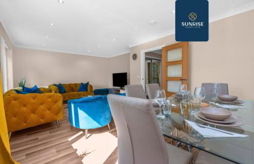 MUIRTON HOUSE - INVOICE and REDUCED PRICE only via SUNRISE SHORT LETS DUNDEE, 4 Bed House, 4 Car Parking, 2 Baths, 5 Smart TVs, Fully Equipped Kitchen, Large Dining and Living Space, Rear Garden, Free WiFi, and ONLY 9 Mins to STANNERGATE Ports - Foto 16