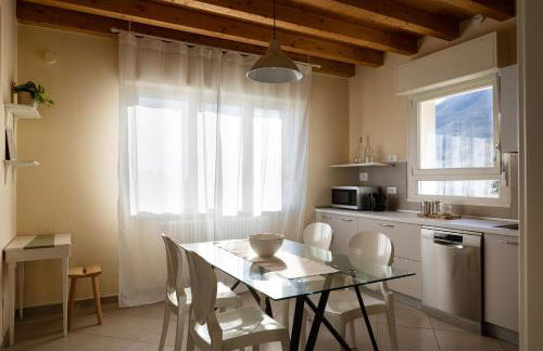 Casa con ampio terrazzo, vista lago e giardino - Foto 6