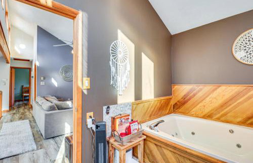 Private Spa, Fire Pit and Deck Poconos Home! - Foto 8