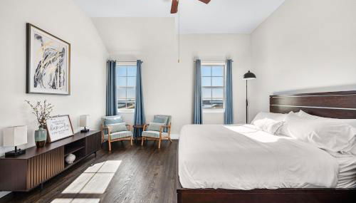 Stylish 4BR Lake House - Photo 5