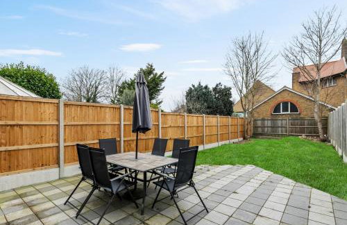 Two Bed Flat in Bush Hill Park - Photo 24