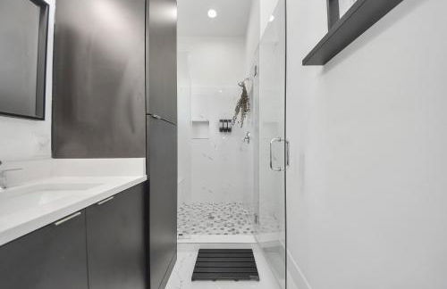 Stylish & Spacious 3BR Gem With Hot tub Near Downtown - Foto 25