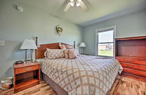 3 Mi to Lake Michigan Access Sawyer Home with Patio - Foto 12